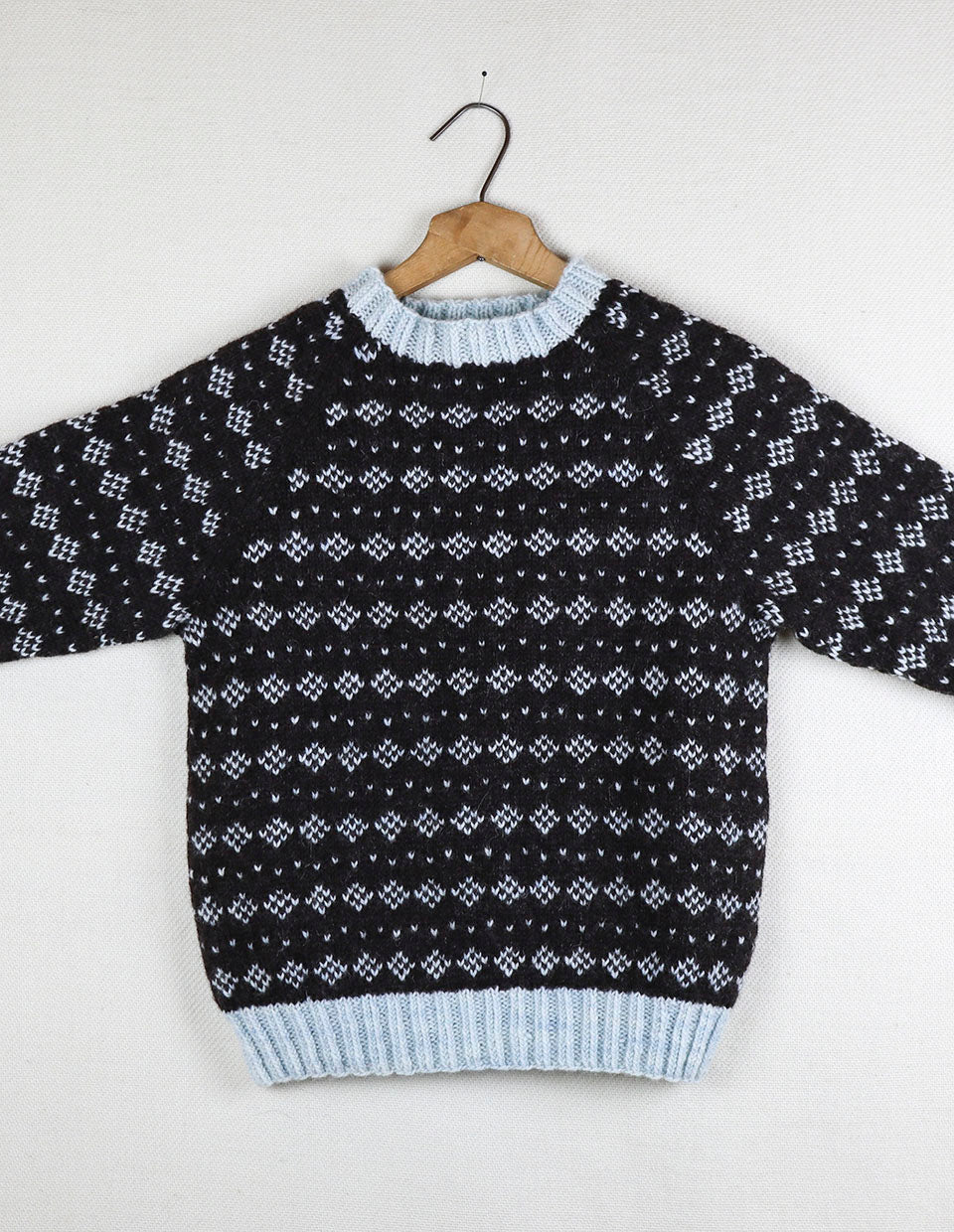 Two Colour Sweater Design Graph बच्चो के लिए