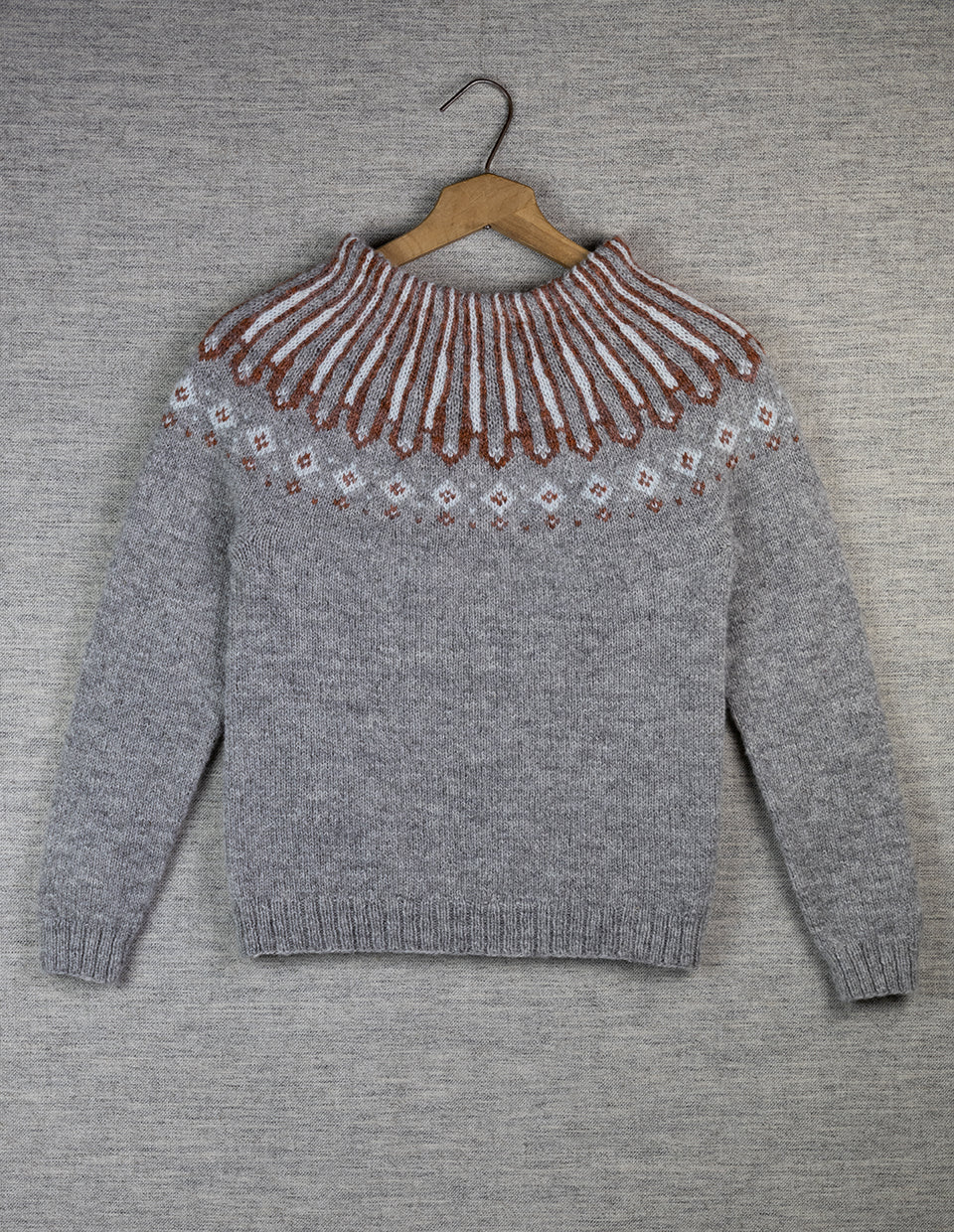 GRY, grey sweater with free choice of colour in the yoke. Size S/M