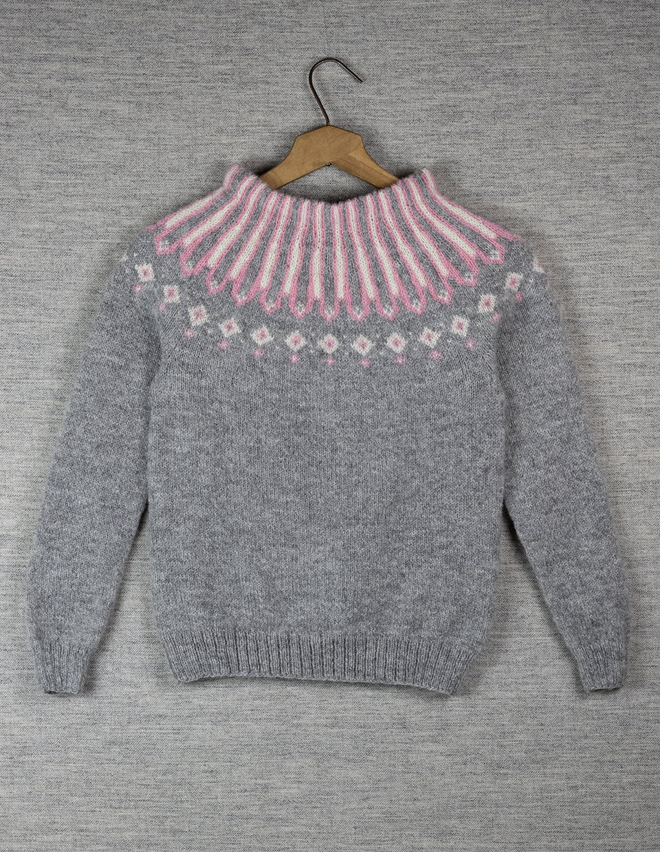 GRY, grey sweater with free choice of colour in the yoke. Size S/M