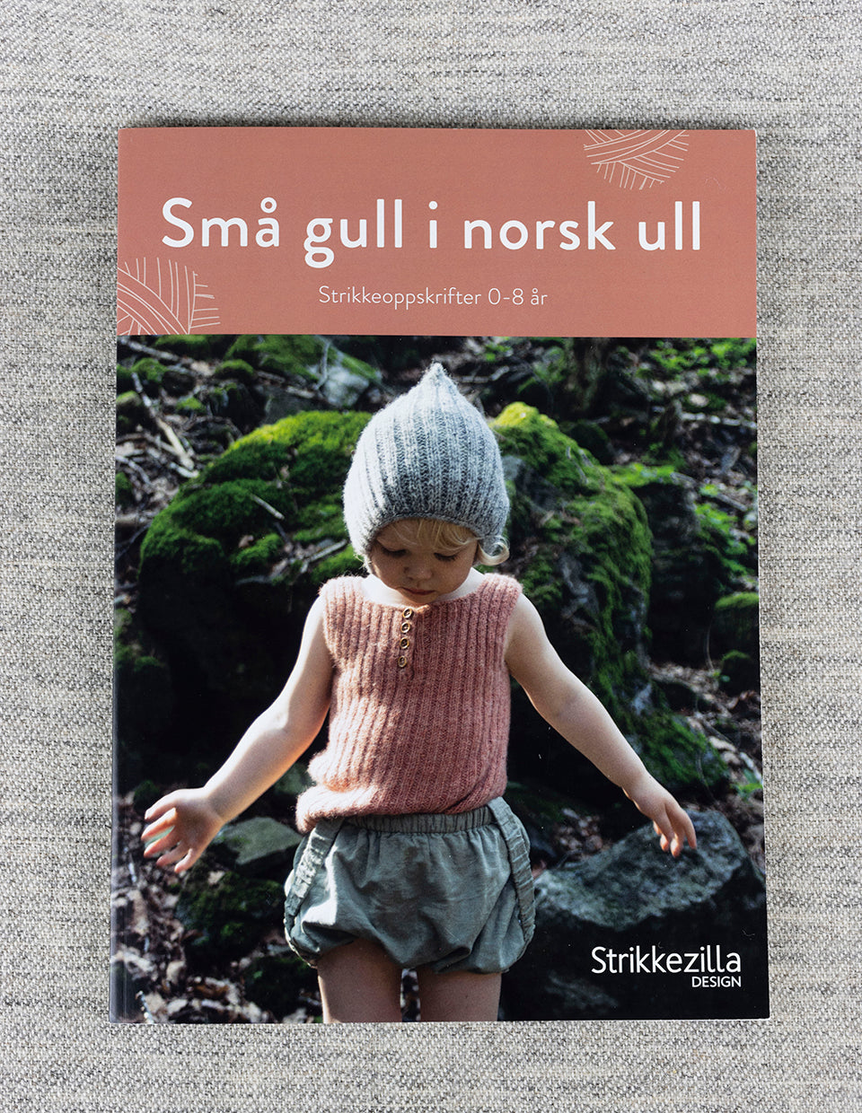 Strikkeheftet "Små gull i norsk ull" av Strikkezilla design, med 200 gr garn